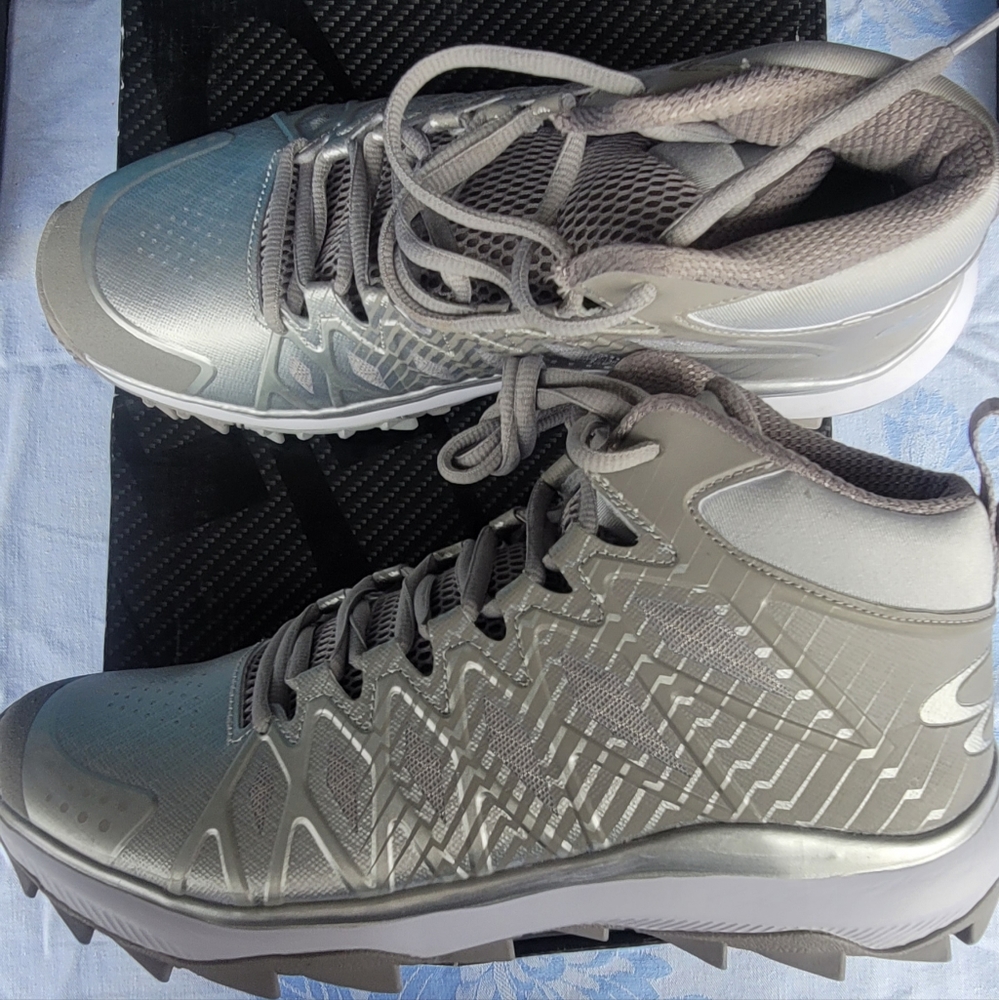 Men's gray/silver Boombah turf sneaker size 11